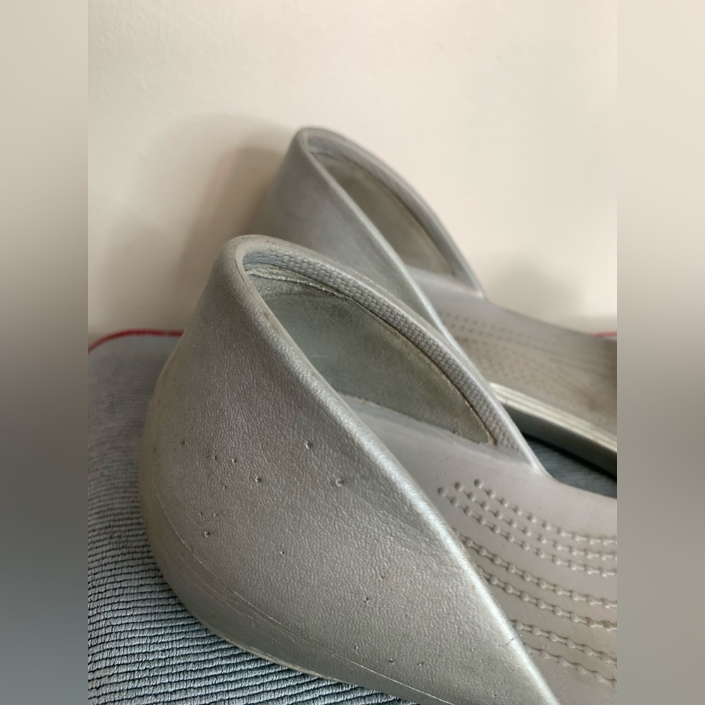 Crocs Silver Sandals 9 - Picture 9 of 10